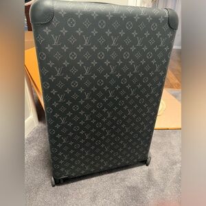 LV Horizon 70 Eclipse suitcase